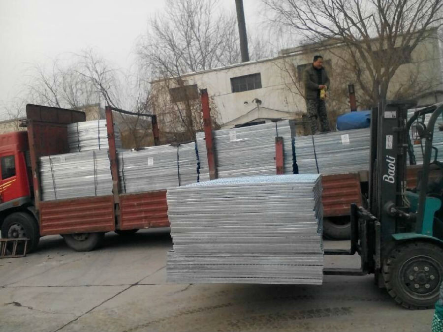 Q235格柵板平臺(tái)踏步 Q235格柵板平臺(tái)踏步